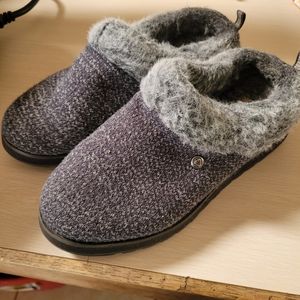 Bob's shoes or slippers